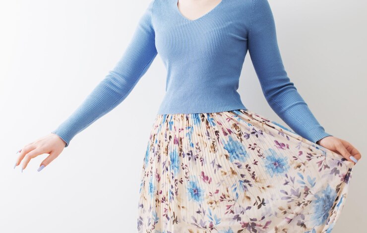 Como combinar blusas femininas lisas com saias longas estampadas?