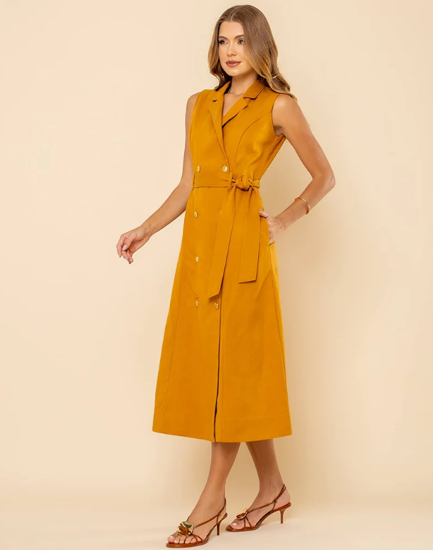 Por que os vestidos lisos são essenciais para um guarda-roupa versátil?